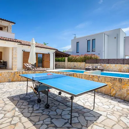 Vakantiehuis In Sveti Kirin With Jacuzzi