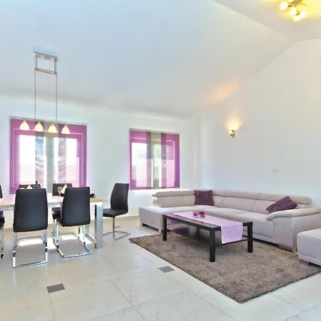 Vakantiehuis In Sveti Kirin With Jacuzzi Juršići